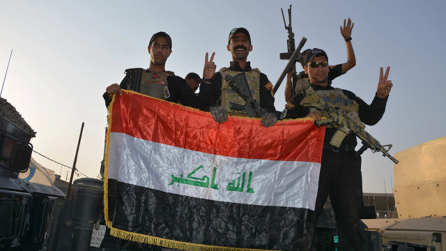 Tentara yang bahagia saat Mosul bebas dari ISIS (Foto: REUTERS/Stringe)