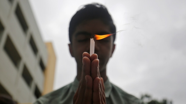 Ilustrasi berdoa (Foto: REUTERS/Amit Dave)