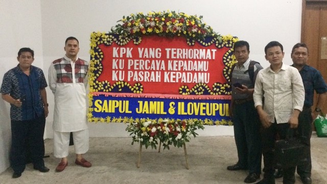 Karangan bunga dari fans Saipul Jamil (Foto: Dok. kumparan)