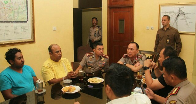 Kapolda introgasi penyerang Hermansyah (Foto: Dok. Polda Metro Jaya)