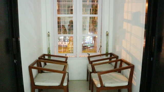 Kursi santai di depan kamar (Foto: Ulfa/kumparan)