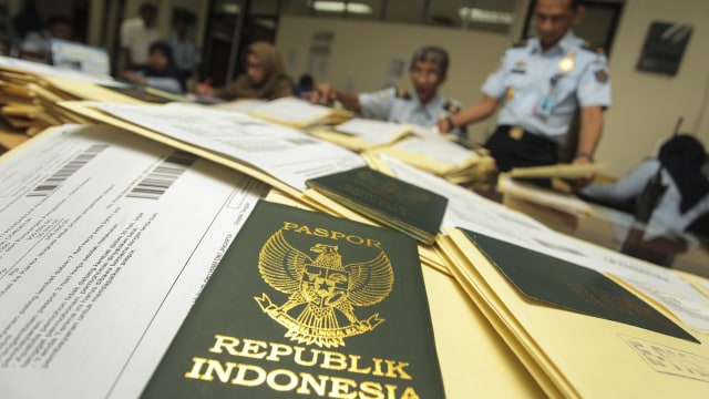 Petugas Imigrasi dan paspor Indonesia Foto: ANTARA FOTO/Muhammad Adimaja