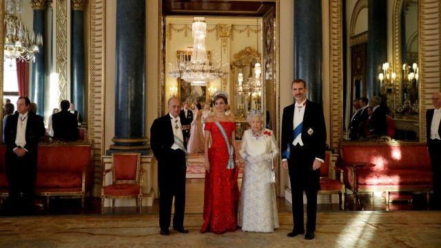 Ratu Elizabeth, King Felipe dan Queen Letizia (Foto: Reuters)