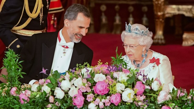 Raja Felipe dan Ratu Elizabeth (Foto: Reuters)