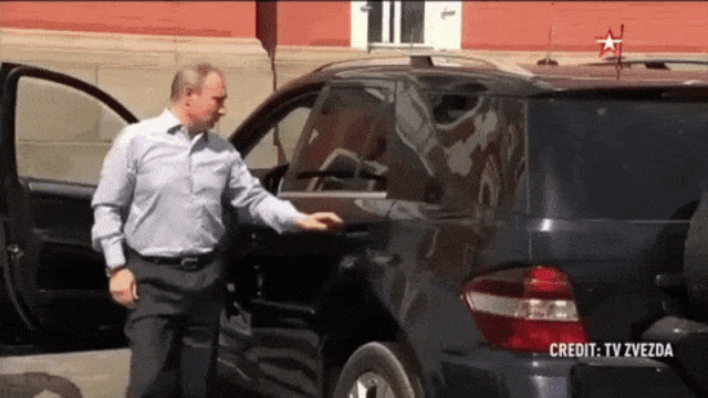 Wanita misterius di mobil Putin (Foto: Youtube MONA LIZZA)
