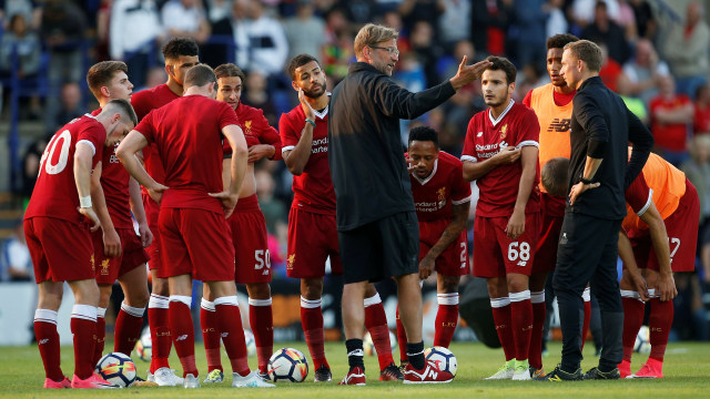Para pemain Liverpool bersama Klopp. Foto: Reuters/Craig Brough