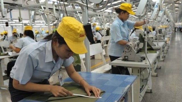 Buruh bekerja di Industri Garment (Foto: ANTARA/Saptono)