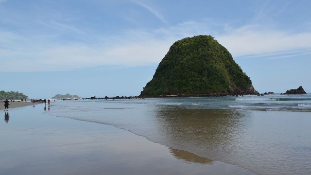 Pulau Merah Banyuwangi (Foto: Wikimedia commons)