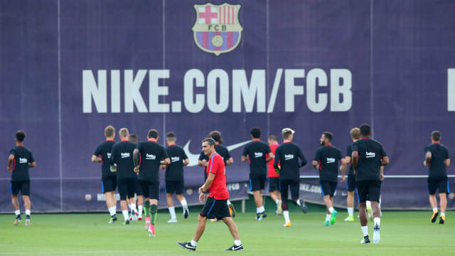 Valverde memimpin latihan Barcelona. Foto: Reuters/Albert Gea