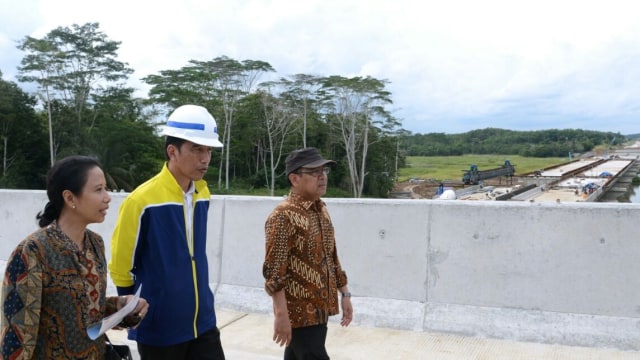 Jokowi meninjau Tol Balikpapan-Samarinda (Foto: Biro Pers Setpres)