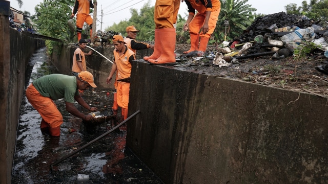 Pasukan oranye membersihkan sampah di Bintaro. (Foto: Aditia Noviansyah/kumparan)