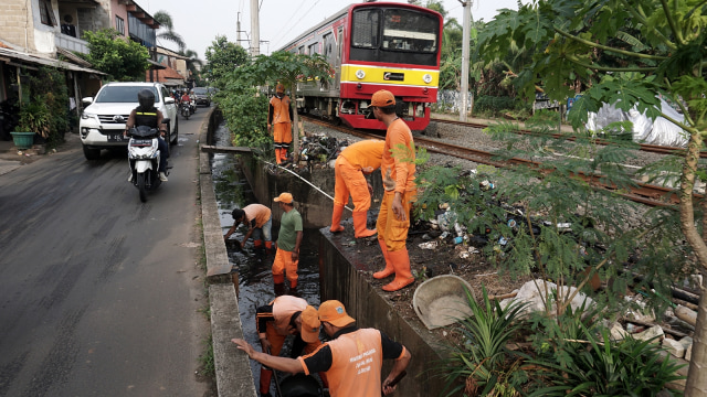 Pasukan oranye membersihkan sampah di Bintaro. (Foto: Aditia Noviansyah/kumparan)