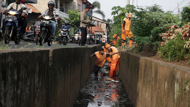 Pasukan oranye membersihkan sampah di Bintaro. (Foto: Aditia Noviansyah/kumparan)