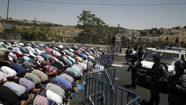 Jamaah salat jumat di luar Masjid Al Aqsa (Foto: AP Photo/Mahmoud Illean)
