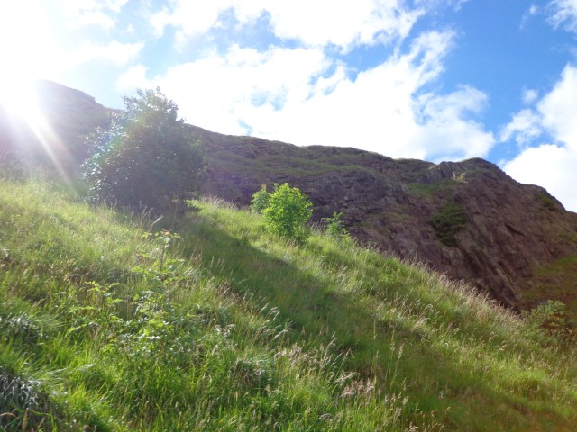 Arthur's Seat disinari matahari. (Foto: Maria Sattwika/kumparan)