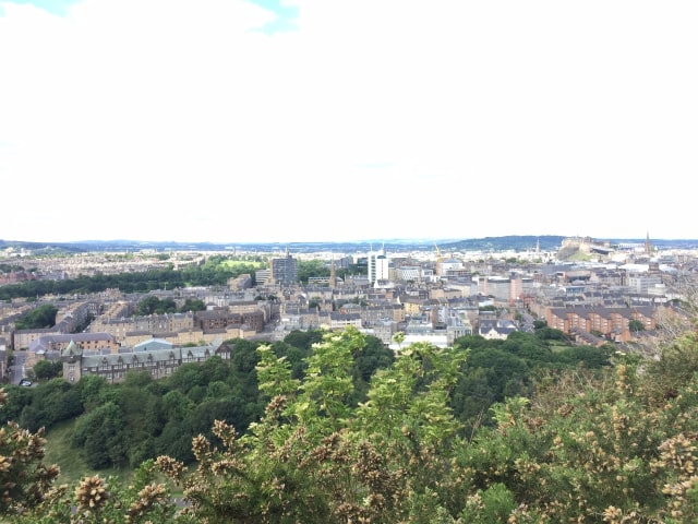 Kota Edinburgh dari atas Arthur's Seat (Foto: Maria Sattwika/kumparan)