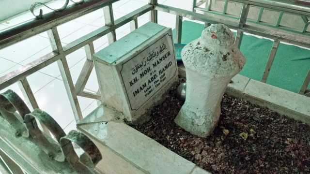 Makam K.H Moh Mansur di Masjid Al Mansur (Foto: Kevin Kurnianto/kumparan)