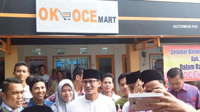 Sandi resmikan OK OCE Mart di Rawamangun. (Foto: Johanes Hutabarat/kumparan)