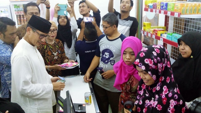 Sandi resmikan OK OCE Mart di Rawamangun. (Foto: Johanes Hutabarat/kumparan)