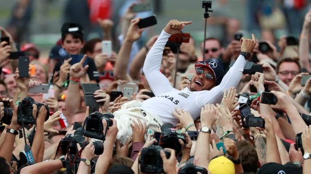 Hamilton diarak seusai menang di GP Inggris. (Foto: Jason Cairnduff/Reuters)