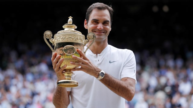 Federer dengan piala Wimbledon. (Foto: REUTERS/Andrew Couldridge)