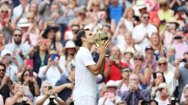 Federer bersama trofi kesayangannya. (Foto: Reuters/Daniel Leal-Olivas/Pool)