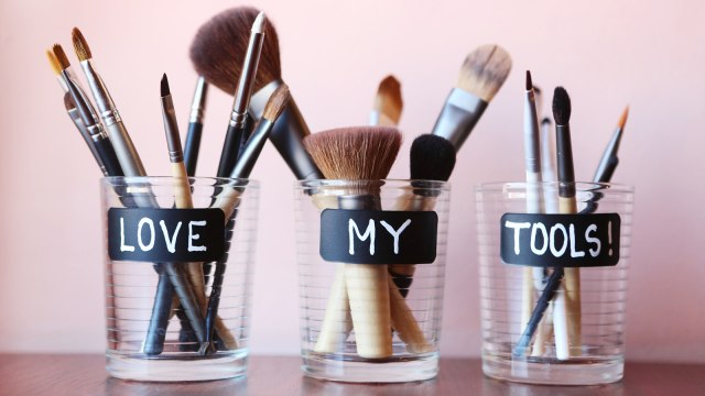 Bersihkan kuas makeup. (Foto: Thinkstock)