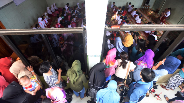 Hari Pertama Sekolah. (Foto: Antara/Saiful Bahri)