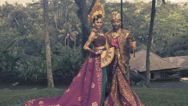 John Legend dan istri dengan pakaian tradisional. (Foto: Instagram @chrissyteigen)
