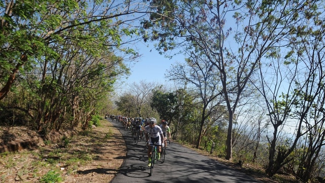 Para pebalap di etape keempat. (Foto: Joanito de Saojoao/Tour de Flores 2017)