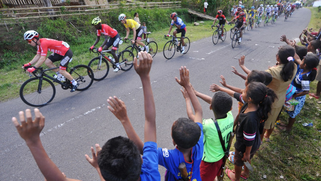 Arak-arakan pebalap melewati penonton. (Foto: Nyoman Budhiana/ANTARA)