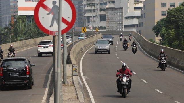 Pengendara motor yang tidak tertib di jalan (Foto: Fanny Kusumawardhani/kumparan)