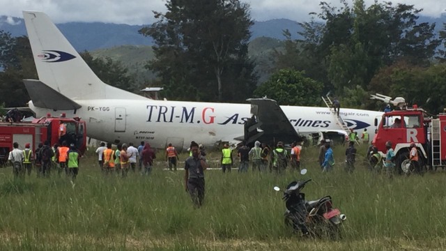Pesawat Boeing Tri MG keluar landasan di Wamena (Foto: Dok. Istimewa)