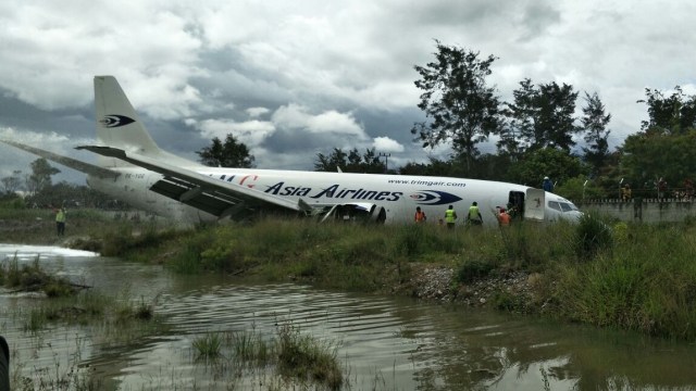 Pesawat Boeing Tri MG keluar landasan di Wamena (Foto: Dok. Istimewa)