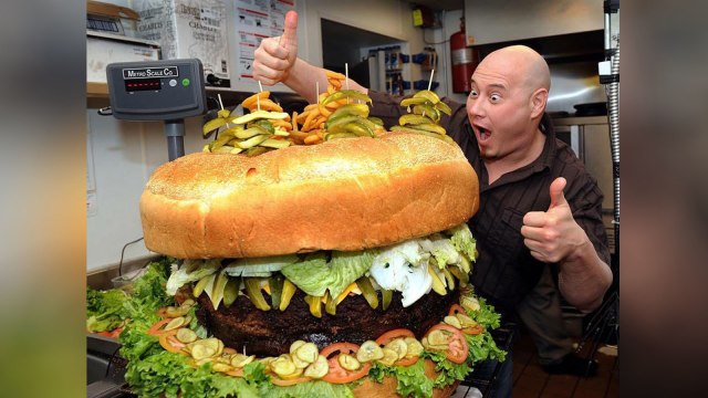 Burger terbesar di dunia (Foto: Facebook Mallie's Sports Grill N Bar)