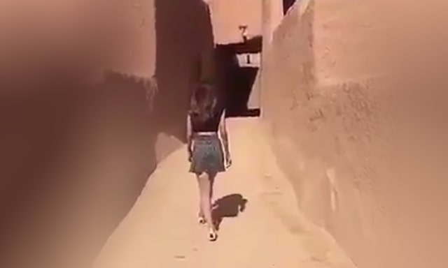 Wanita pakai rok mini di Arab (Foto: Twitter/@50BM_)