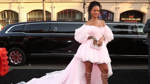 Rihanna dalam Giambattista Valli  (Foto: Instagram/@rihanna_diary)