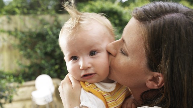 Hindari mencium bayi sembarangan (Foto: Thinkstock)