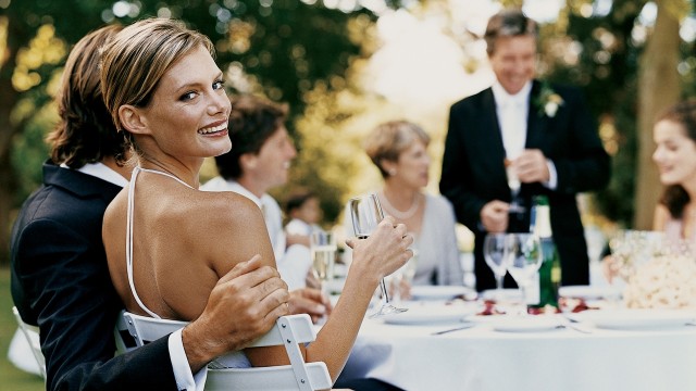 Berbahagia atas pernikahan teman (Foto: Thinkstock)