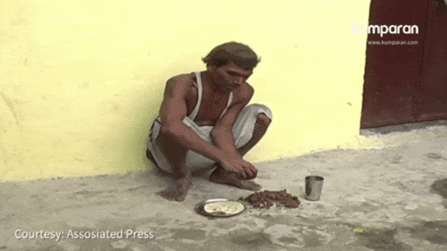 Pria di India makan lumpur dan batu bata. (Foto: Associated Press)