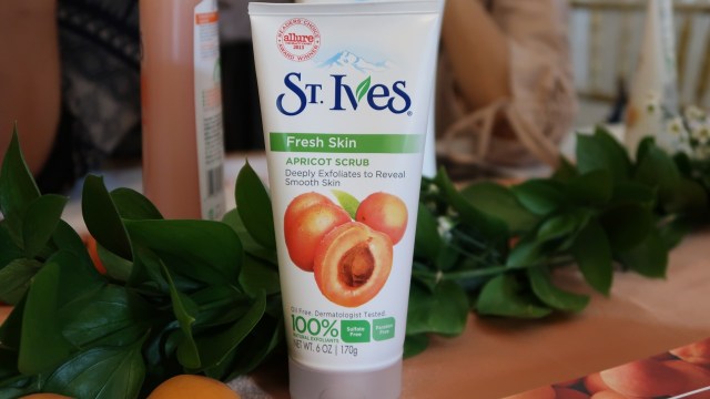 St. Ives Apricot Scrub (Foto: Intan Kemala Sari/kumparan)
