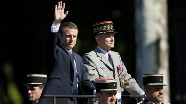 Emmanuel Macron bersama Pierre de Villiers (Foto: Reuters/Stephane Mahe)