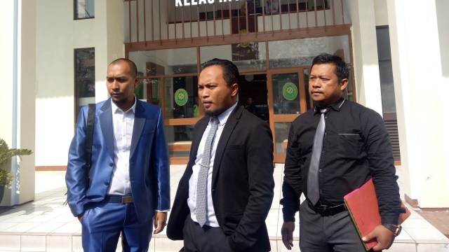 Rohman Hidayat (tengah) kuasa hukum Gracia Indri. (Foto: D.N Mustika Sari/kumparan)