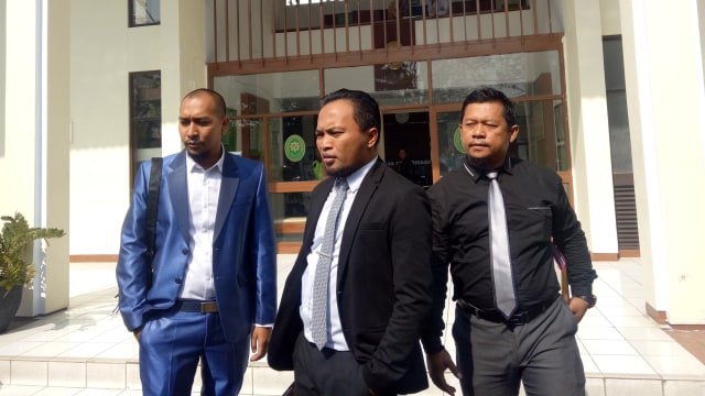 Rohman Hidayat (tengah) kuasa hukum Gracia Indri. (Foto: D.N Mustika Sari/kumparan)
