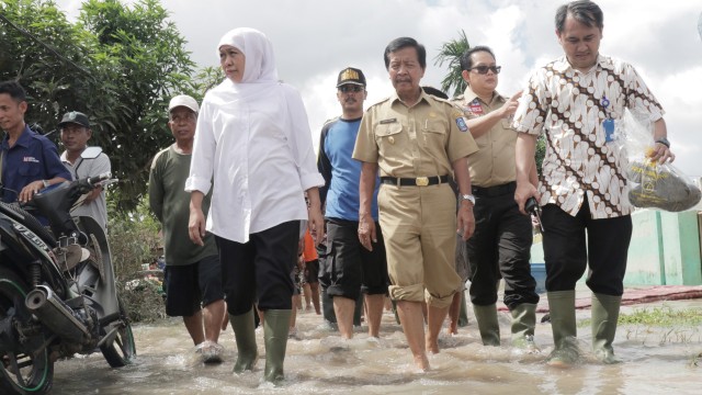 Saat Khofifah Peluk Ibu Korban Banjir Di Babel