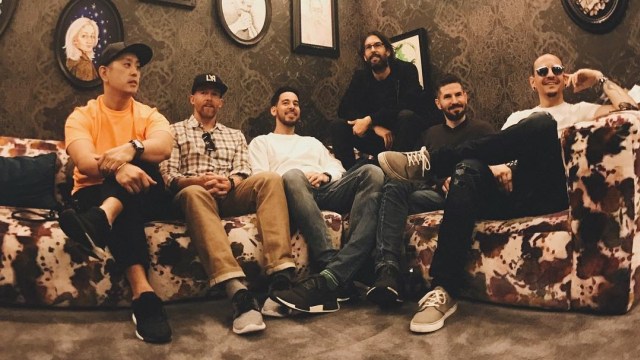 Sesi foto Chester bersama personel Linkin Park (Foto: Instagram: @linkinpark)