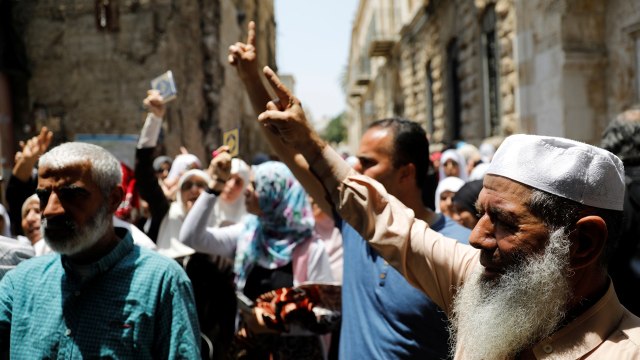 Protes Penutupan Masjid Al Aqsa (Foto: REUTERS/Ronen Zvulun)