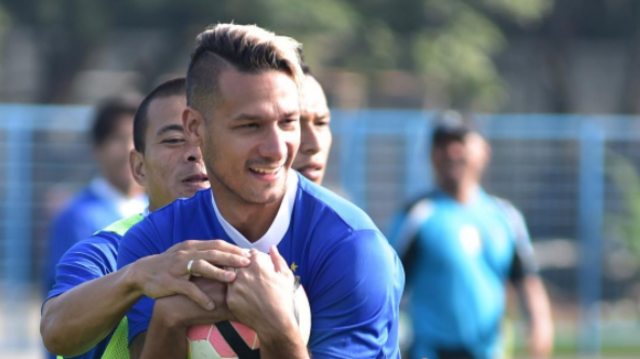 Maitimo di sesi latihan Persib. (Foto: Instagram @raphaelmaitimo)