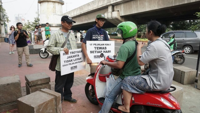 Koalisi pejalan kaki mencegat pengendara bermotor (Foto: Aditia Noviansyah/kumparan)