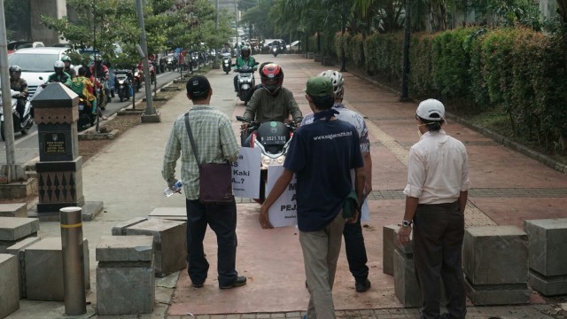 Koalisi pejalan kaki mencegat pengendara bermotor (Foto: Aditia Noviansyah/kumparan)